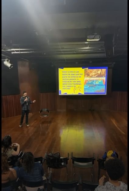 Matheus apresentando o projeto Point & Click em um auditório